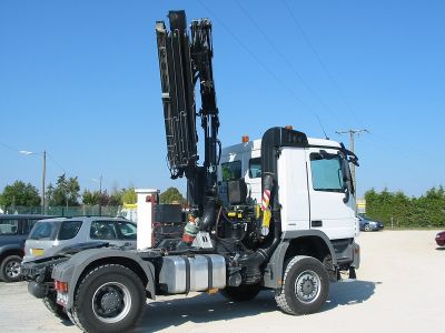 Grue auxiliaire avec détecteur de lignes électriques aériennes haute tension