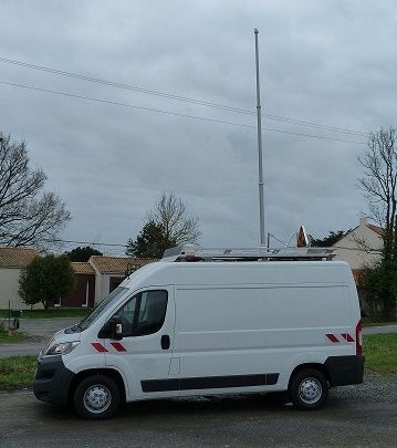 Vue d'ensemble. Mât télescopique avec détecteur de lignes électriques aériennes haute tension.