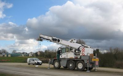 Vue d'ensemble - grue de levage avec détecteur de lignes électriques aériennes haute tension.