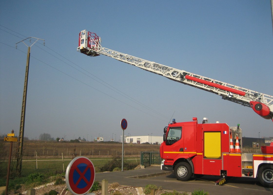 Détecteur de lignes électriques aériennes haute tension pour les moyens aériens des sapeurs pompiers