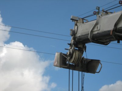 Antenne - grue de levage avec détecteur de lignes électriques aériennes haute tension.
