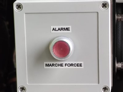 Boîtier de visualisation extérieure pour détection de lignes électriques aériennes haute tension