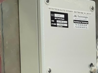 Boîtier unité centrale pour grue à rotation continue. Prévention de la détection de lignes électriques aériennes haute tension.