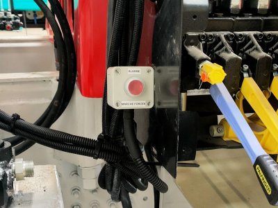 Boîtier de visualisation extérieure pour détection de lignes électriques aériennes haute tension