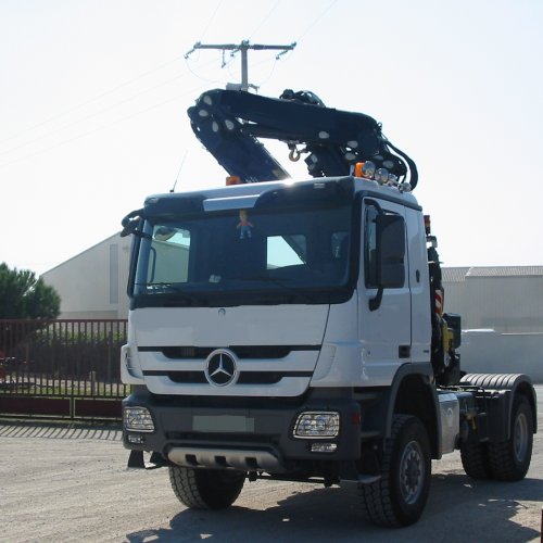 Grue auxiliaire-détecteur de lignes électriques aériennes haute tension Grue auxiliaire-détecteur de lignes électriques aériennes haute tension