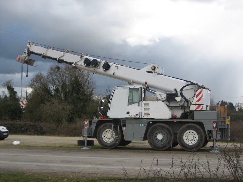 Vue d'ensemble-grue de levage pour détection de lignes électriques aériennes haute tension